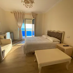 3 Vellezerit Hotel